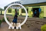 Uganda: Überquerung der Äquatorline in Nkozi