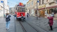 Istanbul: Fahrt mit der historischen Straßenbahn vom Taksim Platz durch die Istiklal Straße (Fußgängerzone).