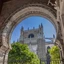 Blick durch maurische Torbögen auf die Kathedrale von Sevilla