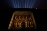 Abu Simbel Sound & Light Show: der Tempel wird mit Laserlicht angestrahlt