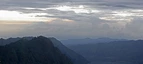 Blick nach Osten zum Sonnenaufgang am Tengger-Vulkan-Massivs auf 2.800 m Höhe.