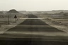 Weiße Wüste: Sand weht über die Straße