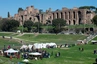 Rom, Blick vom Circus Maximus auf den Palatinhügel mit den Ruinen der Domus Augustana, ein ehemaliger Palastkomplex