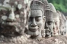 Die Wächter des Südtors von Angkor Thom. der ehemaligen großen Hauptstadt des Khmer Reiches mit 1 Mio. Einwohner