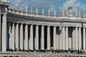 Rom, Vatikan, Kolonnaden am Petersplatz mit 284 15 Meter hohen Säulen und 140 Heiligenstatuen
