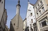 Tallinn: Häuserfassaden mit Rathaus