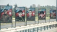 Plakate mit verstorbenen Kriegshelden sind auf der Autobahn und überall im Land zu sehen