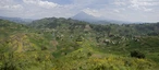 Uganda: wunderbare fruchtbare Landschaft im ugandisch-ruandischen Grenzgebiet mit Virunga-Vulkanen im Hintergrund