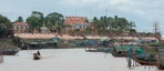 Kleine Stadt auf dem Tonle Sap-See bei Niedrigwasser im Juli