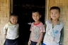Kinder in einem Hmong (Bergvolk) Dorf