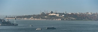 Blick auf Alt-Istanbul mit der Hagia Sofia (Mitte), dem Topkapi-Palast (vorne) und der Sultan Ahmed Moshee. (HIntergrund)