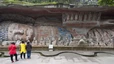 Die Buddha Steinskulpturen von Dazu am Berg Baoding, eine hufeisenförmige Stätte am Rande einer Schlucht. 