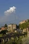 Die Stadt Taormina mit einem großen Ausbruch des Ätnas im Hintergrund