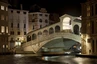 Fahrt mit dem Vaporetto auf dem Canal Grande mit Blick auf die Rialto Brücke