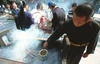 Peking: Mönch im Lamatempel