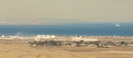Küste am Kaspischen Meer mit einem Ölterminal