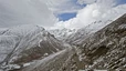 Fahrt auf den Khardung-Pass, mit 5.380 m Höhe die höchste mit Autos befahrbare Passstraße der Welt.