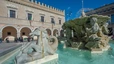 Pesaro mit dem Piazza Populo und dem Herzogpalast.