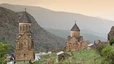 Blick auf das Kloster Norawank, das auf einer Erhöhung am Ende einer engen Schlucht liegt.