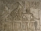 Wadi Sebua Tempel: Ramses II (nicht im Bild) steht rechts vor Schu, Amun, Sechmet und Mut 
