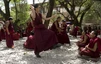 Kloster Sera bei Lhasa: Mönche bei der Debattierübung