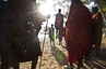 Massai singen und tanzen am Strand, Sansibar