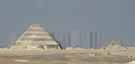 Pyramdie von Sakkara mit Kairos Hochhäusern im Hintergrund 