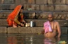 Rituelles Bad der Pilger im Ganges