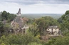 Tikal - rechts die zentrale Akropolis, links Pyramide Nr 1 mit großem Platz