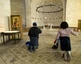 Tabgha: Pilger in der Brotvermehrungskirche