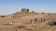 Besuch von Alt-Dongola, dem Zentrum des mittelalterlichen, christlichen Nubiens. Im Hintergrund steht der Thronsaal.